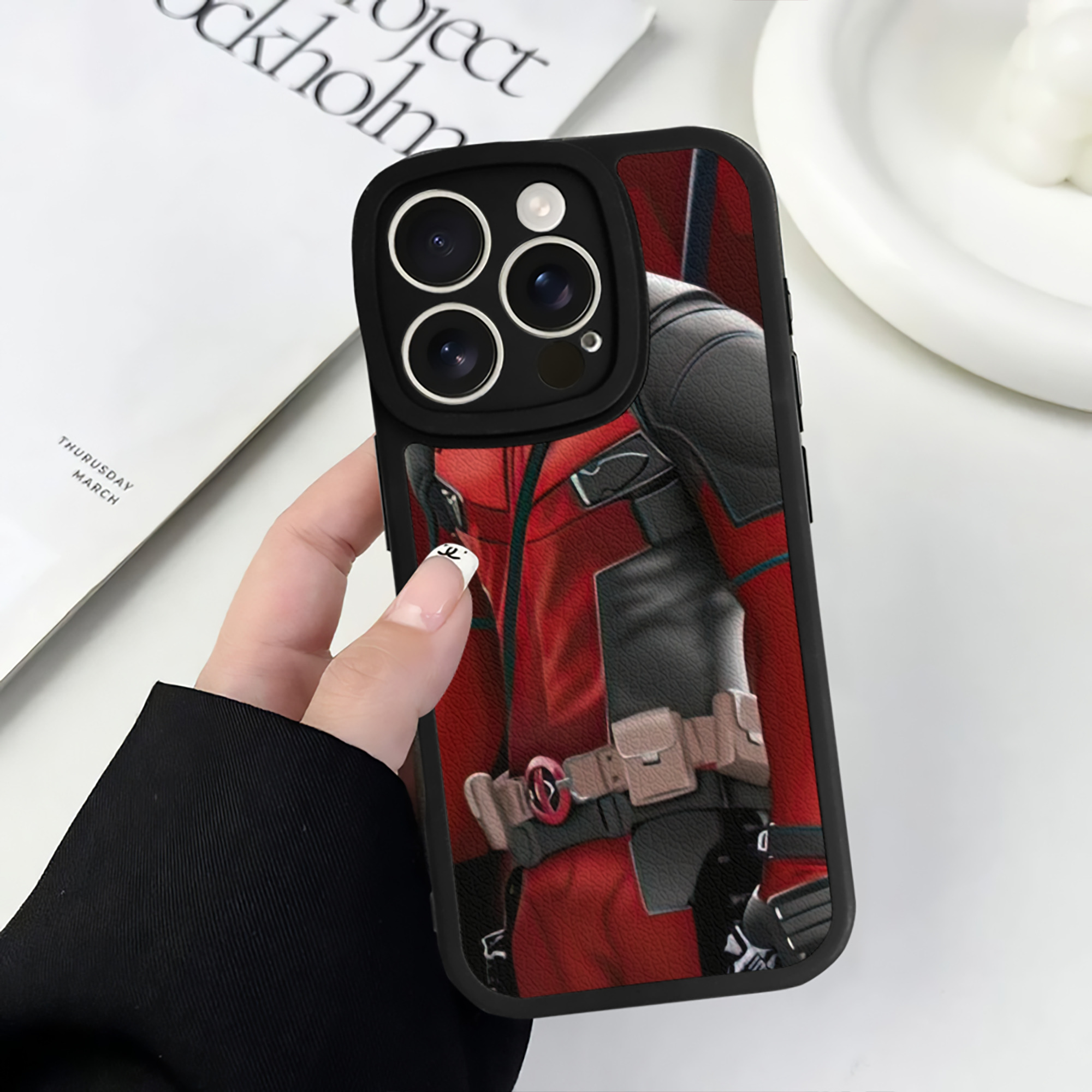 （画像用） Deadpool デッドプール 【iPhone 16シリーズ対応】シリコンスマホケース（レザー調） 材質：シリコン